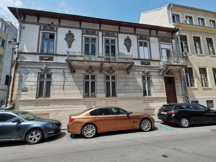 Casă individuală cu 17 camere cu Canalizare în Universitate