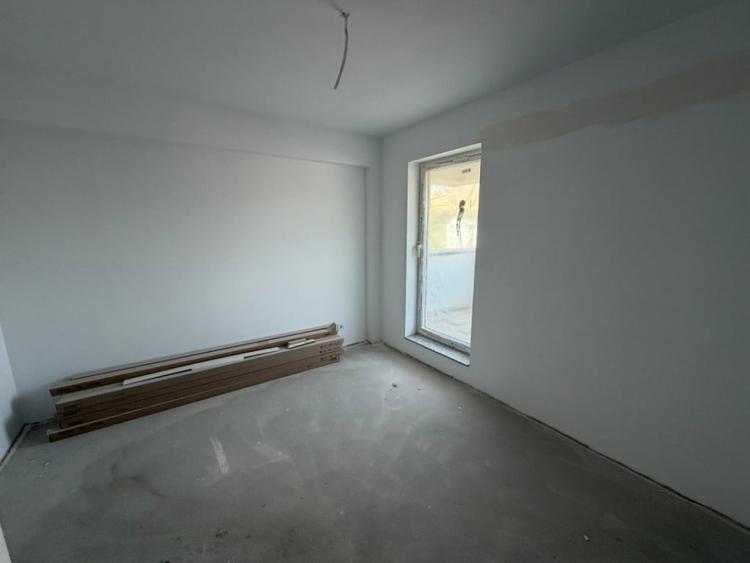 Apartament cu 4 camere semidecomandat în Florești — fotografia 3