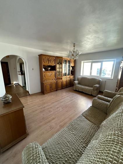 Apartament cu 4 camere decomandat în Km 4