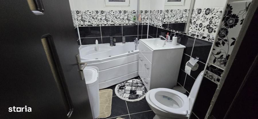 Apartament cu 3 camere decomandat în Micro 3