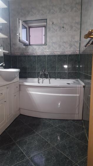 Apartament cu 3 camere semidecomandat în Buziașului