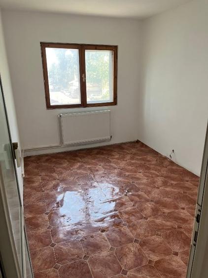 Apartament cu 4 camere decomandat în CET