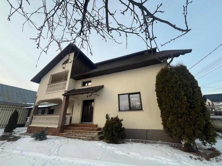 Casă individuală cu 8 camere cu Canalizare în Iaslovăț