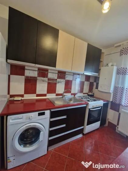 Apartament cu 3 camere semidecomandat în Ipotești
