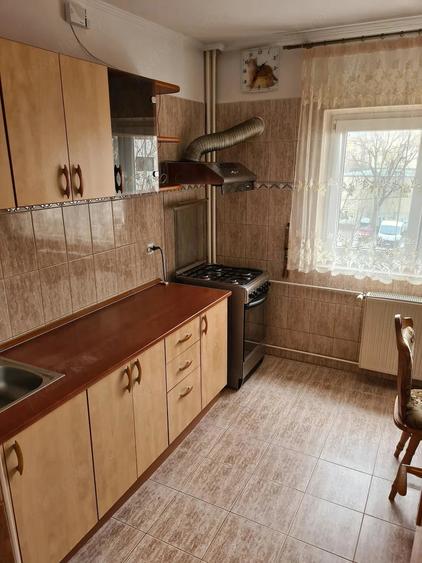 Apartament cu 3 camere decomandat în Vitan