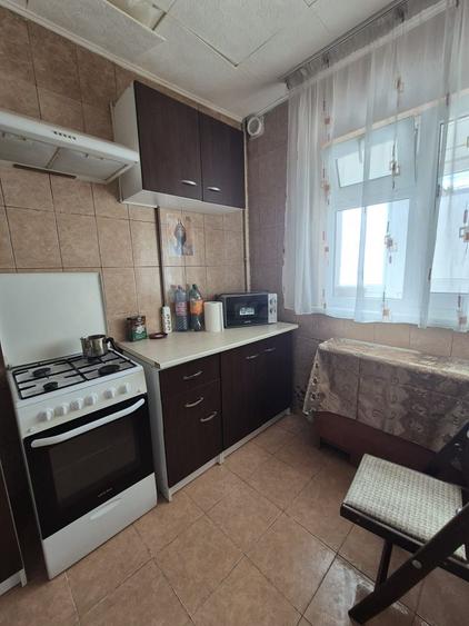 Apartament cu 3 camere decomandat, mobilat în Berceni
