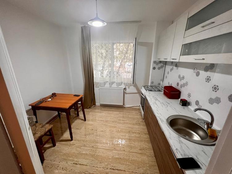 Apartament cu 2 camere semidecomandat, mobilat în Vitan