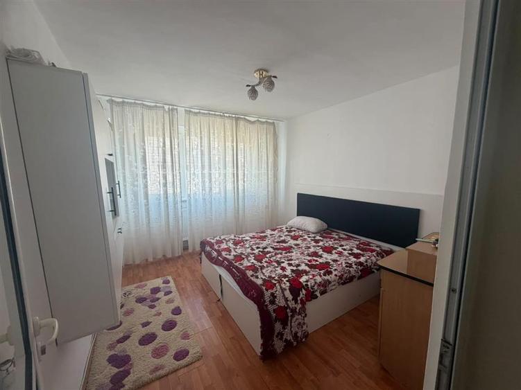 Apartament cu 3 camere decomandat, mobilat în Viziru 3