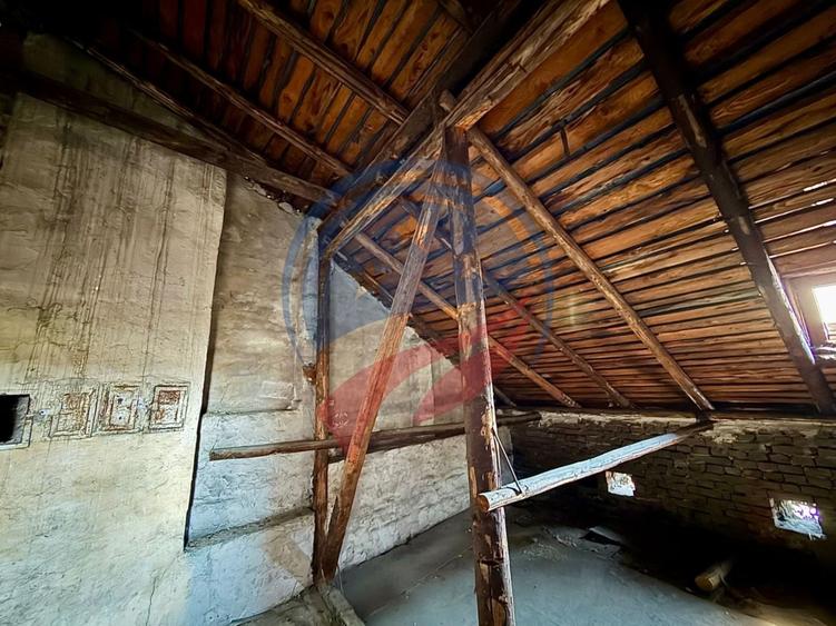 Casă individuală cu 7 camere cu Canalizare în Ultracentral