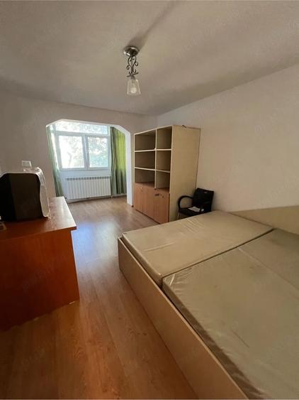 vand apartament 2 camere zona Bulevardul Revolutiei ,etaj 1, decomandat - 6