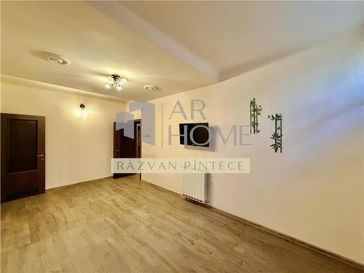 Casă individuală cu 11 camere cu Teren 370 Mp în Ultracentral