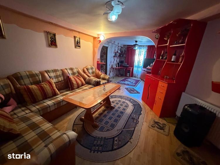 Casă cu 10 camere cu Teren 800 Mp în Costești
