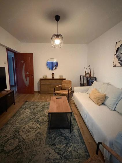 Apartament cu 4 camere decomandat în Central