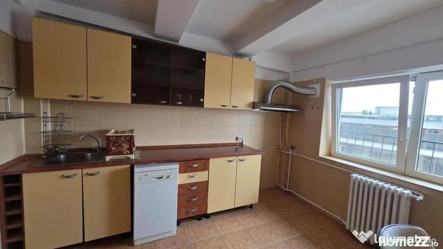 Apartament cu 4 camere decomandat în Matei Voievod