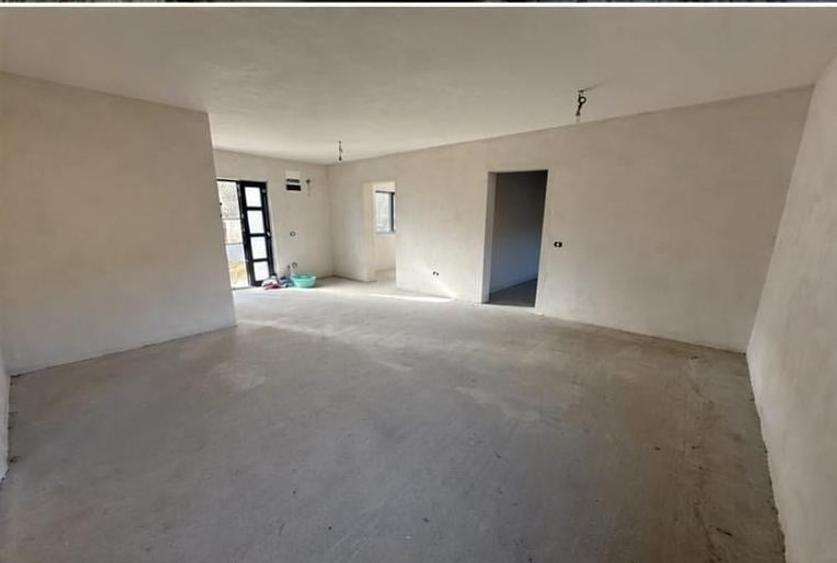 Casă individuală cu 3 camere cu Teren 450 Mp în Ampoița
