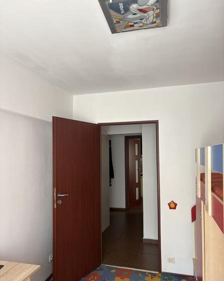 Apartament cu 3 camere decomandat, mobilat în Valea Ialomiței