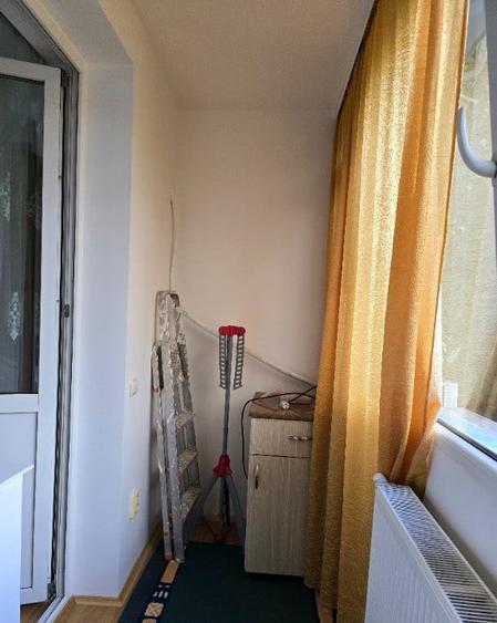 Apartament cu 3 camere semidecomandat, mobilat în 1 Mai