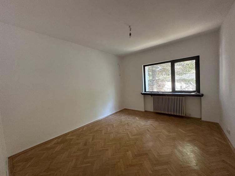 Casă individuală cu 8 camere cu Canalizare în Primăverii