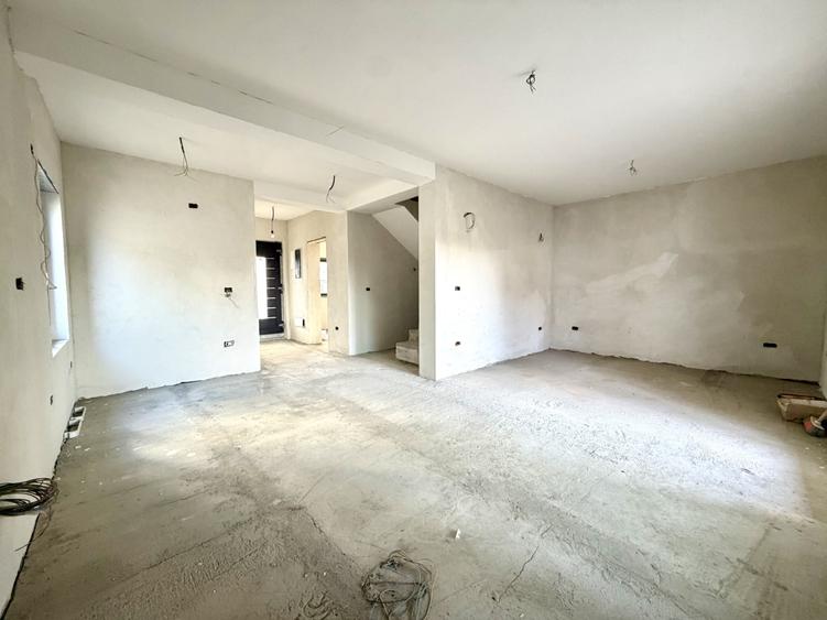 Duplex cu 4 camere cu Canalizare în Plopi