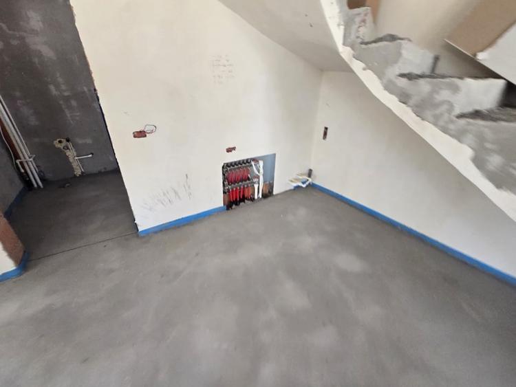 Casă individuală cu 4 camere cu Canalizare în Est