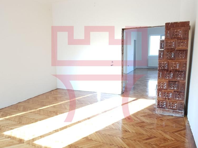 Apartament cu 3 camere semidecomandat, mobilat în Semicentral