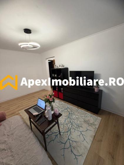 Apartament cu 3 camere semidecomandat în Berceni