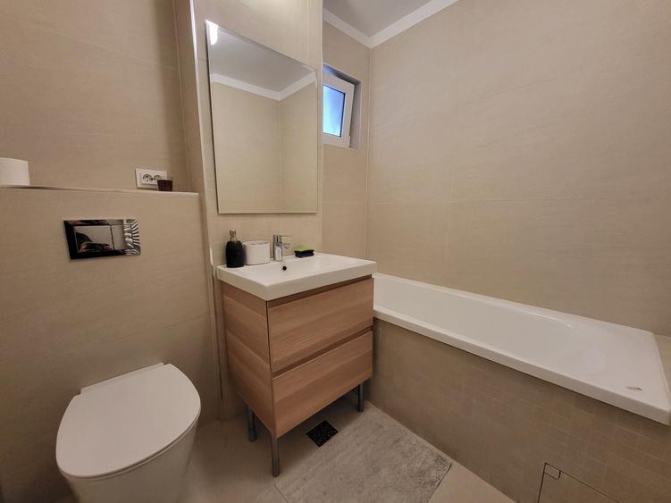 Apartament cu 3 camere decomandat în Exterior Vest