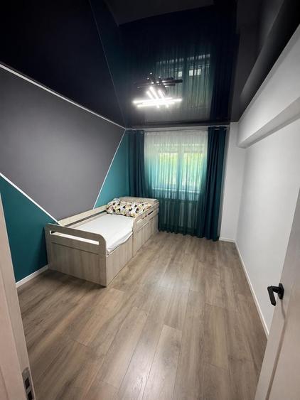 Apartament cu 4 camere decomandat în Tineretului