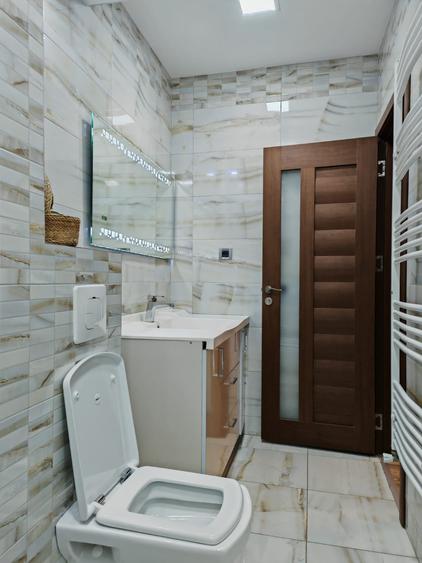 Apartament cu 3 camere semidecomandat în Tractorul