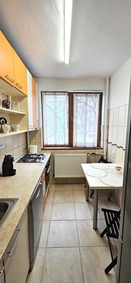 Apartament cu 3 camere semidecomandat, mobilat în Basarab
