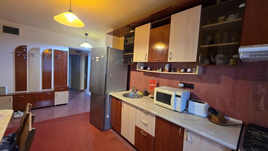 Apartament cu 3 camere decomandat, mobilat în Soarelui