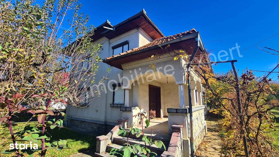 Casă cu 4 camere cu Teren 2714 Mp în Central