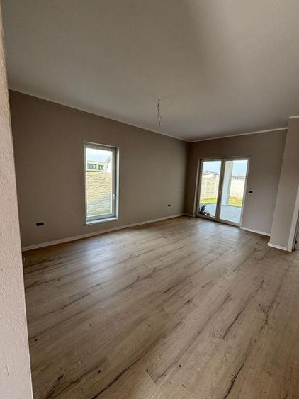 Apartament cu 4 camere decomandat în Moșnița Veche