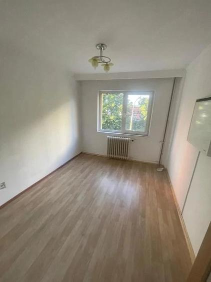 Apartament cu 3 camere semidecomandat în Găvana