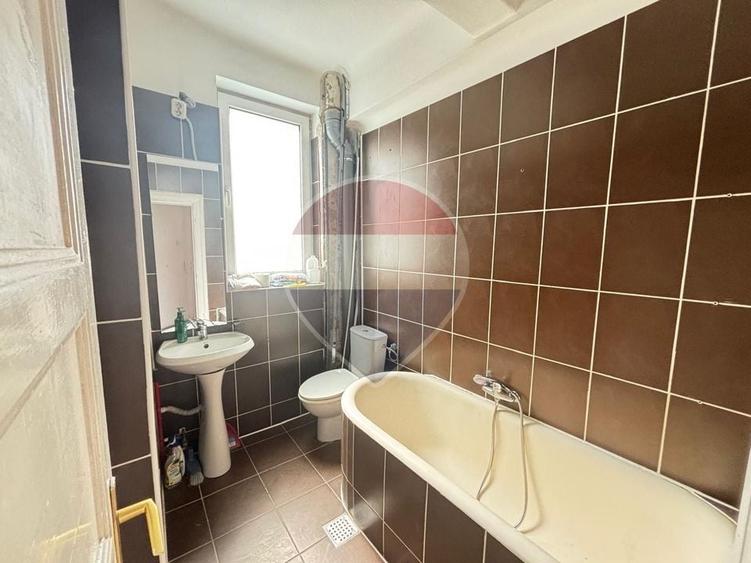 Apartament cu 3 camere semidecomandat în Periferie