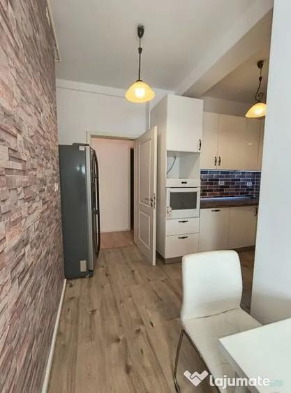 Apartament cu 3 camere semidecomandat în 1 Mai