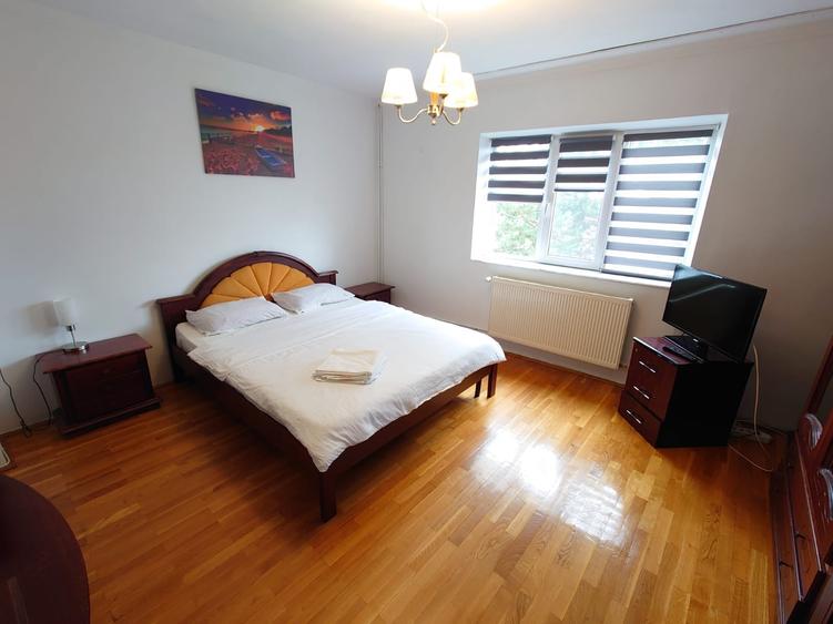 Casă individuală cu 9 camere cu Teren 985 Mp în Găvana