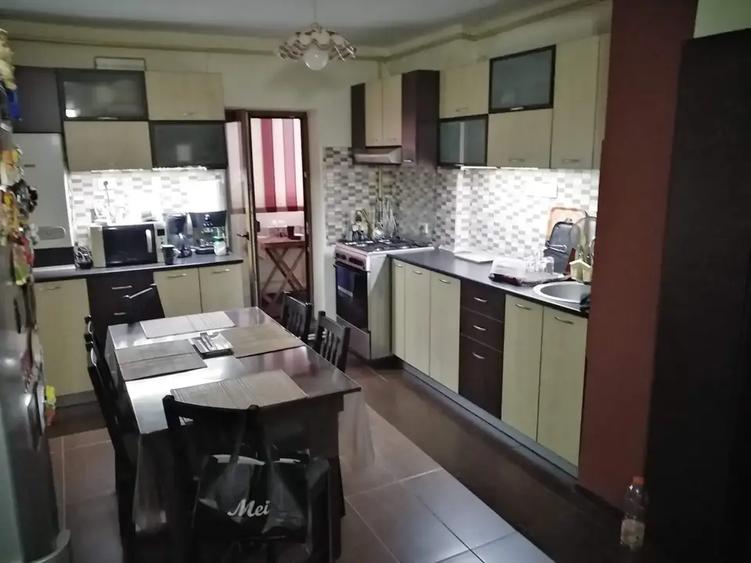 Apartament cu 3 camere semidecomandat în Mogoșoaia