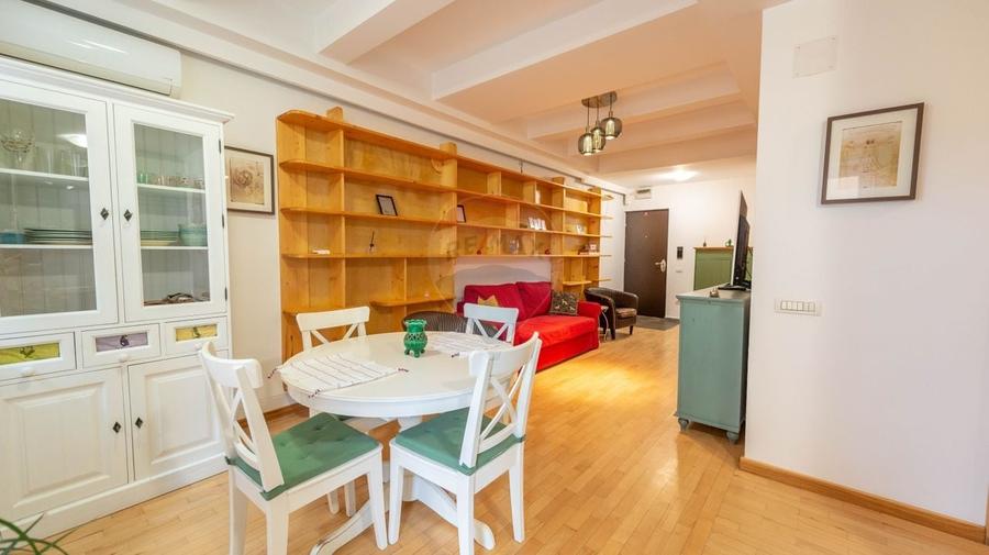 Apartament cu 3 camere semidecomandat, mobilat în Matei Voievod