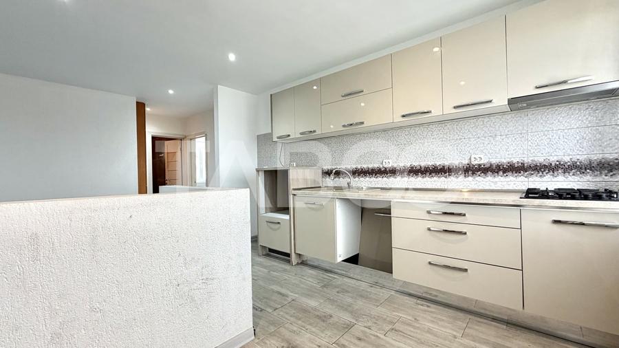 Apartament cu 3 camere semidecomandat, mobilat în Florești