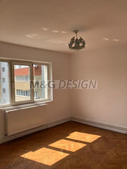 Apartament cu 3 camere semidecomandat în Circumvalațiunii