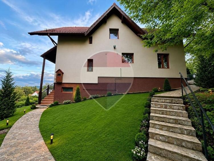 Casă individuală cu 5 camere cu Teren 1112 Mp în Satulung