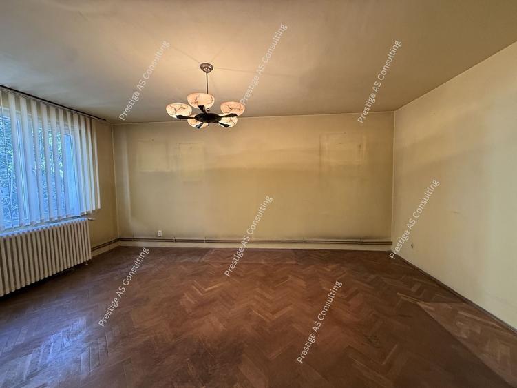 Apartament cu 4 camere decomandat în Central