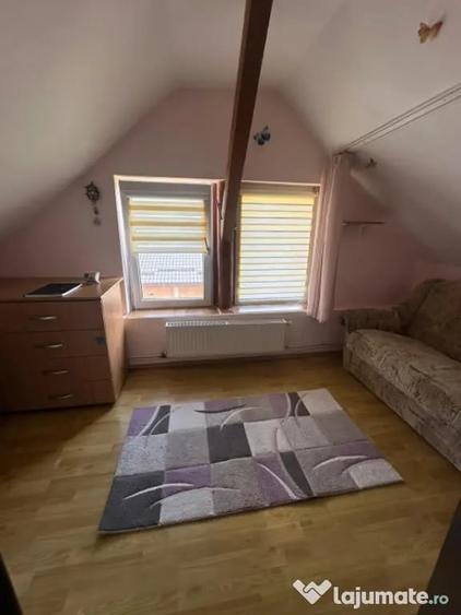 Apartament cu 4 camere semidecomandat în Florești
