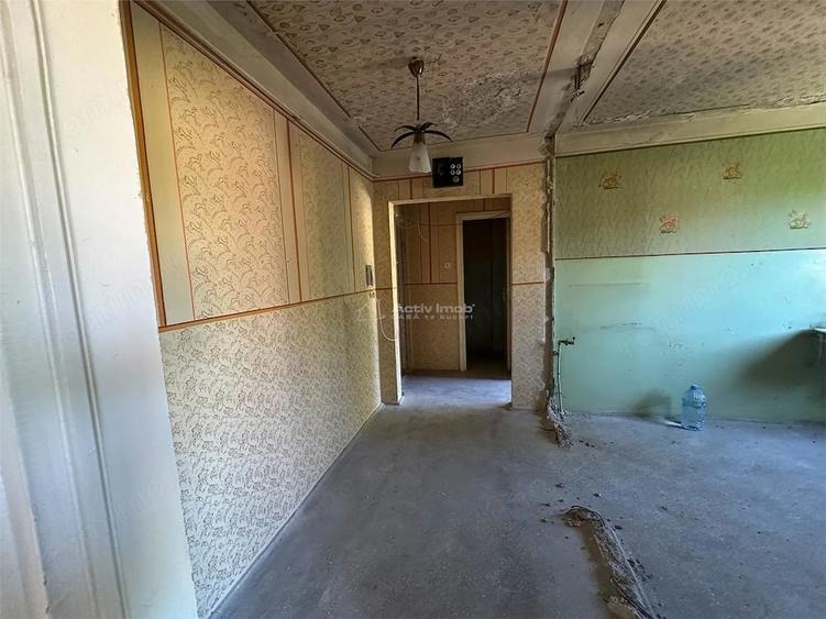 Apartament cu 3 camere semidecomandat în Micro II