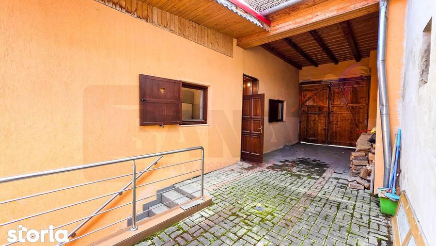 Casă cu 10 camere cu Teren 443 Mp în Poiana Sibiului
