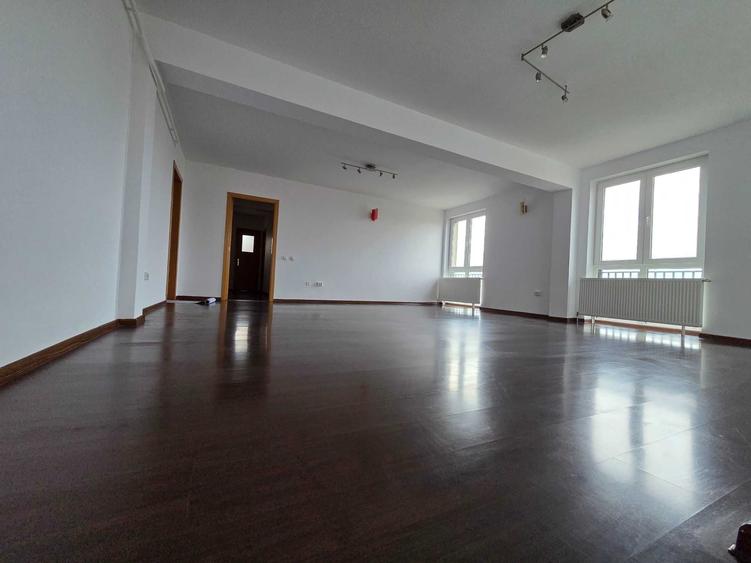 Apartament cu 3 camere decomandat în Șcheia