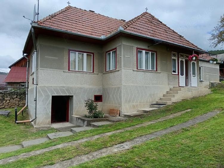 Casă cu 3 camere cu Teren 1400 Mp în Petriceni