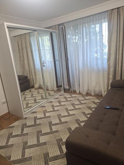 Apartament cu 3 camere semidecomandat în Craiovei