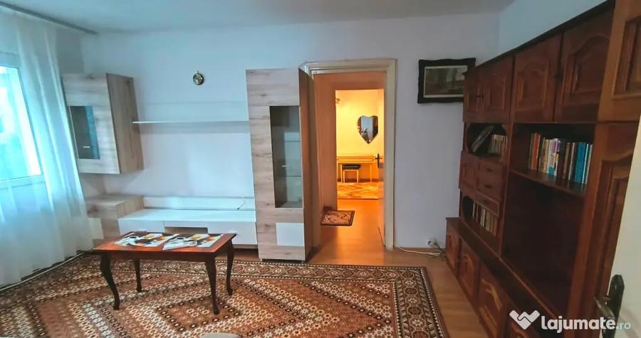 Apartament cu 2 camere semidecomandat în Podul de Piatră